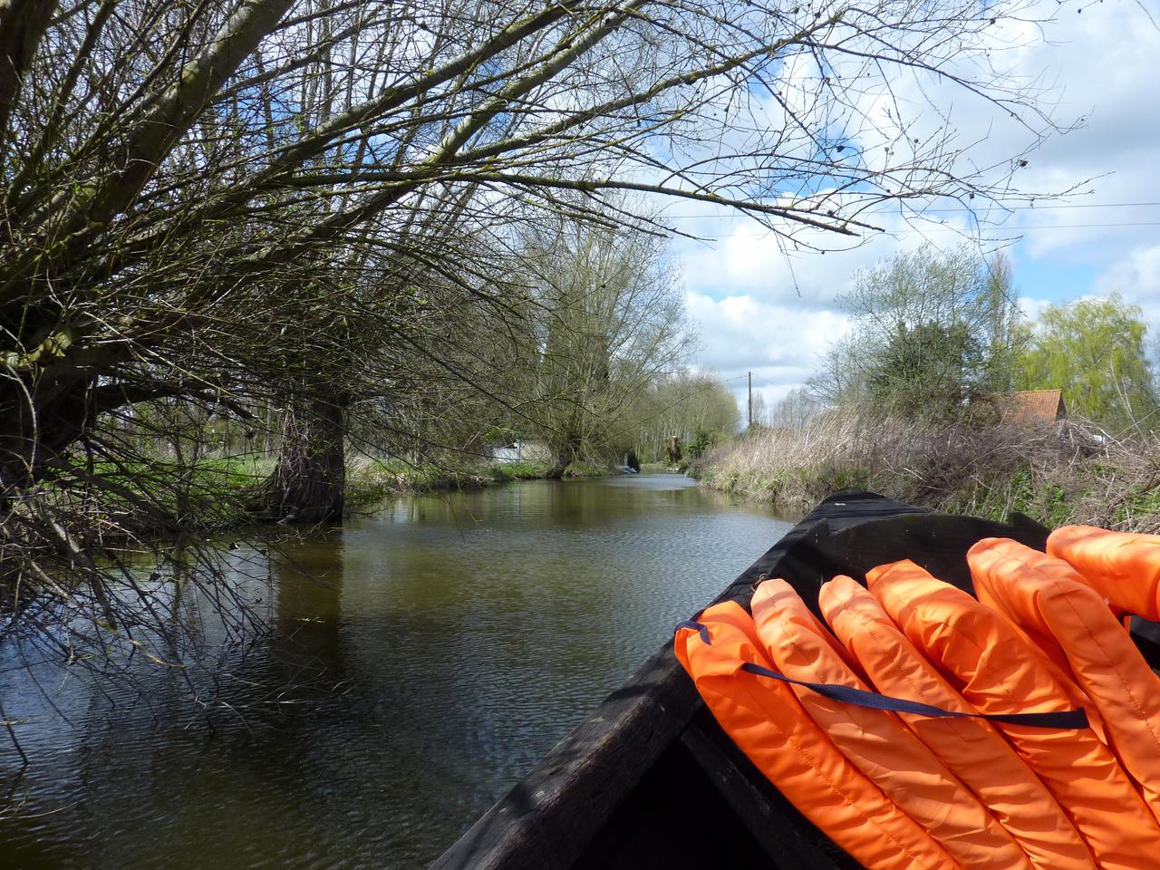 Jeûne, Détox et Cie Cassel Balade canaux StOmer barque gilets de sauvetage