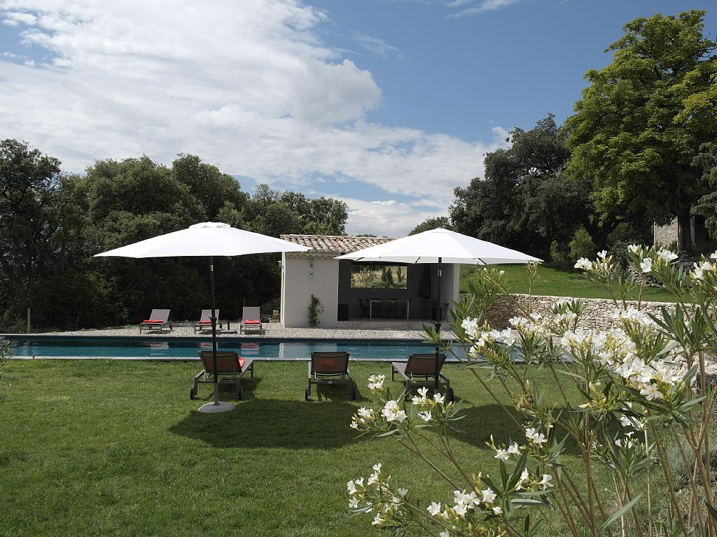 Clansayes - Piscine et jardin