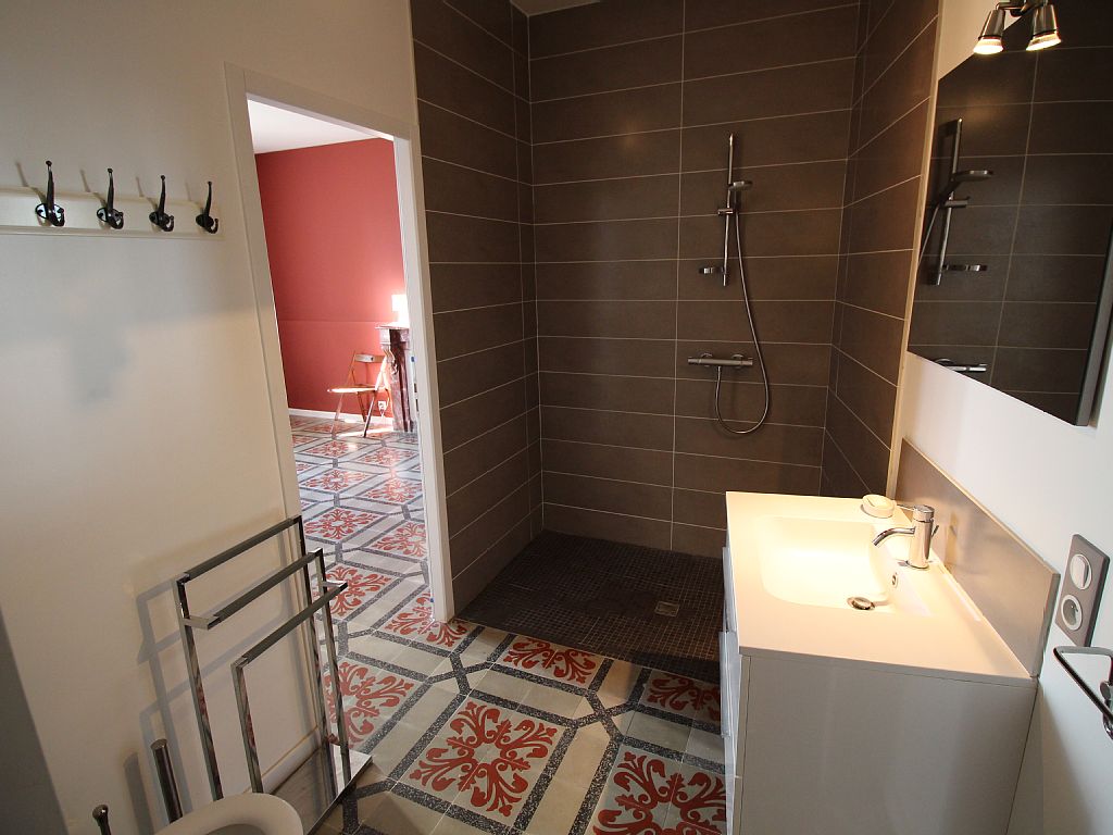 Clansayes - Salle de bain rez de chaussée